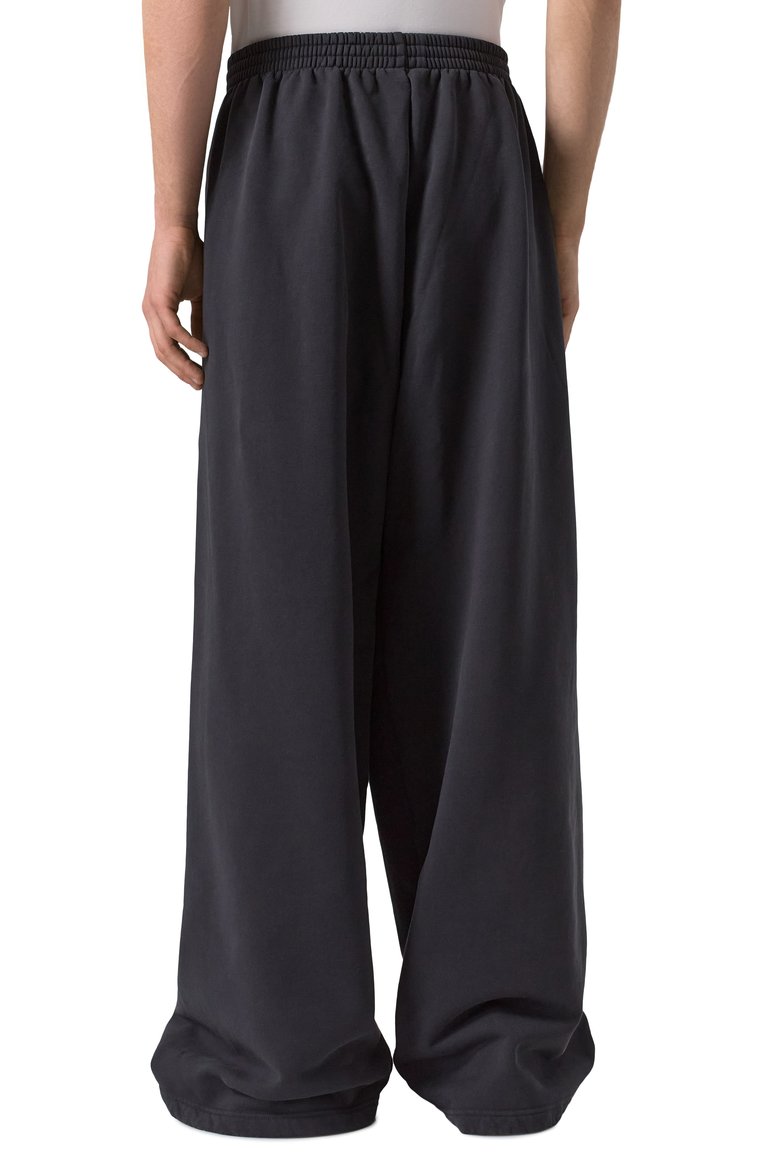 Мужского хлопковые брюки balenciaga х under armour BALENCIAGA черного цвета, арт. 809709/TRVB8 | Фото 8 (Материал внешний: Хлопок; Случай: Повседневный; Стили: Спорт-шик; Женское Кросс-КТ: Брюки-одежда; Региональные ограничения белый список (Axapta Mercury): Не проставлено; Силуэт Ж (брюки и джинсы): Широкие; Нос: Не проставлено)