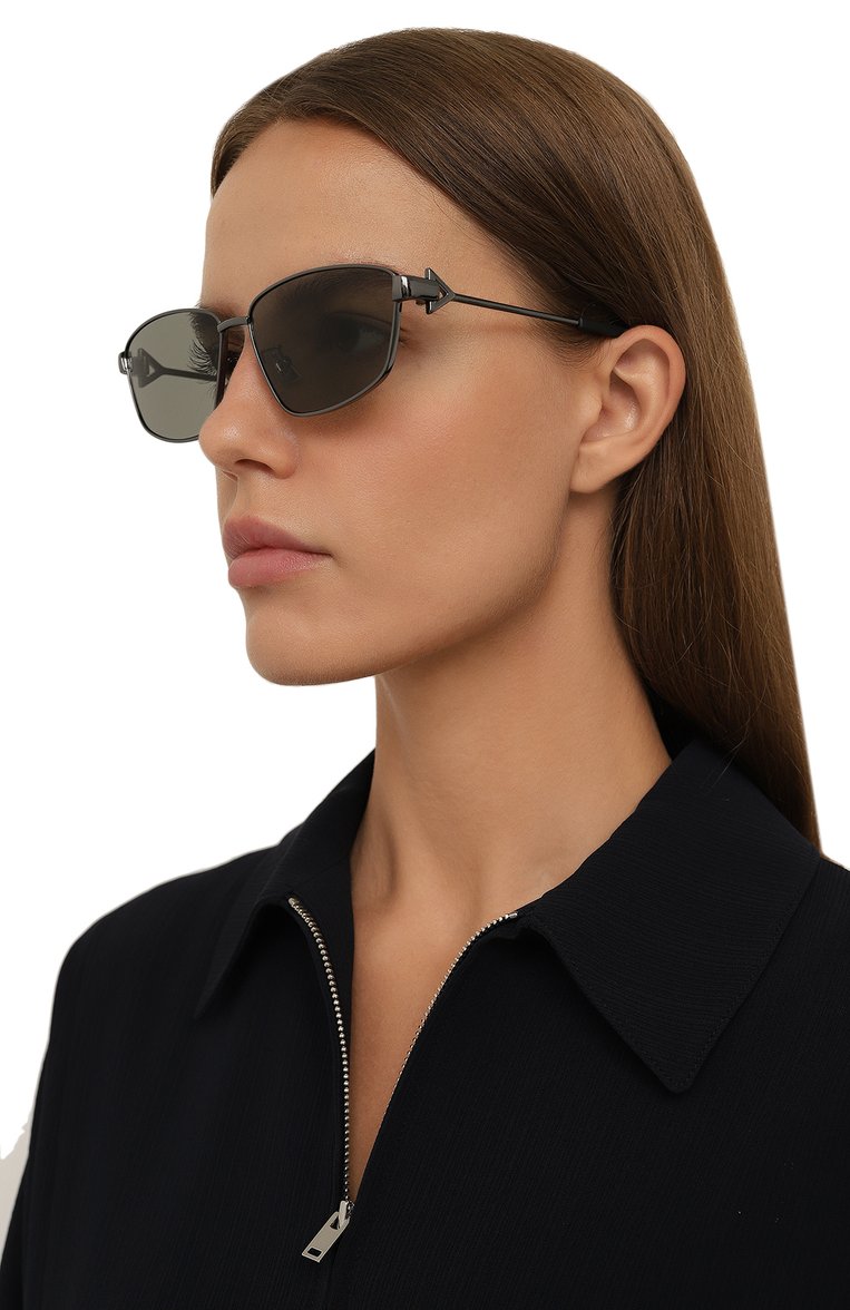 Женские солнцезащитные очки BOTTEGA VENETA серебряного цвета, арт. BV1185S 001 | Фото 2 (Нос: Не проставлено; Региональные ограничения белый список (Axapta Mercury): Не проставлено; Тип очков: С/з; Материал: Металл; Оптика Гендер: оптика-женское; Очки форма: Прямоугольные)