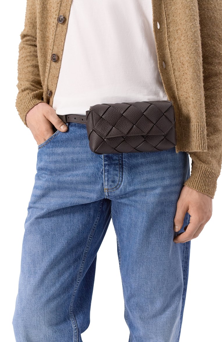 Мужская поясная сумка diago BOTTEGA VENETA темно-коричневого цвета, арт. 805773/V5351 | Фото 2 (Материал: Натуральная кожа; Размер: mini; Ремень/цепочка: На ремешке; Случай: Повседневный; Стили: Классический)