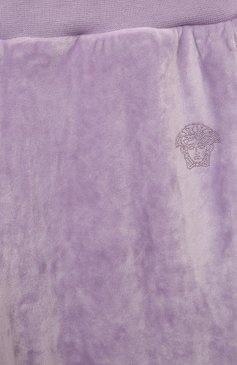Детские велюровые брюки VERSACE сиреневого цвета, арт. 1016333/1A11456/4-6 | Фото 3 (Материал сплава: Проставлено; Материал внешний: Синтетический материал; Нос: Не проставлено; Случай: Повседневный; Ростовка одежда: 4 года | 104 см, 5 лет | 110 см, 6 лет | 116 см)
