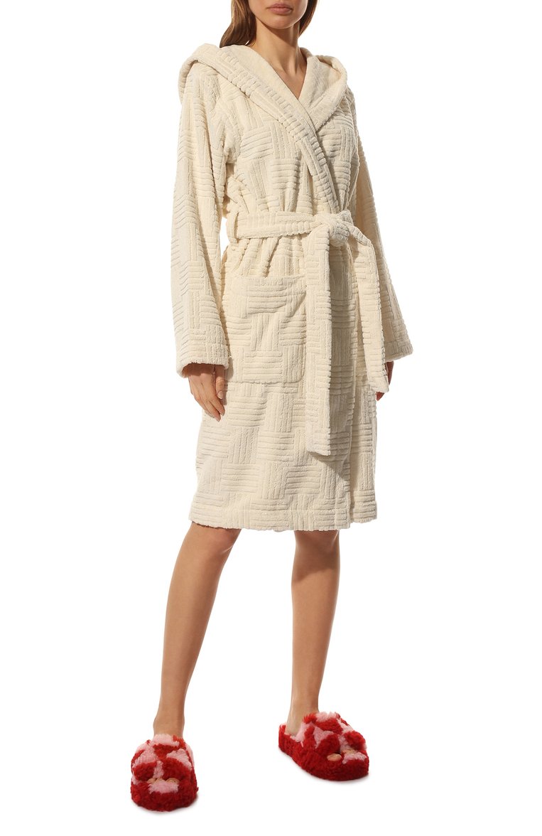 Женского меховые домашние туфли resort BOTTEGA VENETA красного цвета, арт. 690537/V1KV0 | Фото 2 (Материал внутренний: Натуральная кожа; Материал внешний: Натуральный мех; Материал утеплителя: Натуральный мех; Подошва: Платформа; Материал сплава: Проставлено; Драгоценные камни: Проставлено; Нос: Не проставлено)