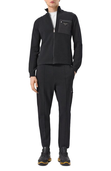 Мужские шерстяные брюки-карго PRADA черного цвета, арт. UMP77-1YDT-F0002-211 | Фото 2 (Силуэт М (брюки): Карго; Драгоценные камни: Проставлено; Материал внешний: Шерсть; Случай: Повседневный; Длина (брюки, джинсы): Стандартные; Материал сплава: Проставлено)