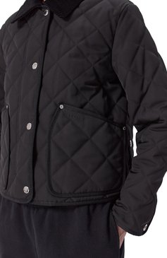 Женская куртка BURBERRY черного цвета, арт. 8096025 | Фото 5 (Длина (верхняя одежда): Короткие; Материал сплава: Проставлено; Драгоценные камни: Проставлено; Рукава: Длинные; Материал подклада: Хлопок; Стили: Кэжуэл; Кросс-КТ: Легкие, Куртка; Материал внешний: Синтетический материал)