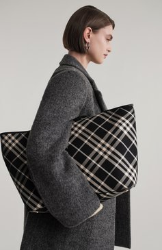 Женская сумка-тоут BURBERRY черно-белого цвета, арт. 8093978 | Фото 9 (Материал: Текстиль; Драгоценные камни: Проставлено; Материал сплава: Проставлено; Размер: large)
