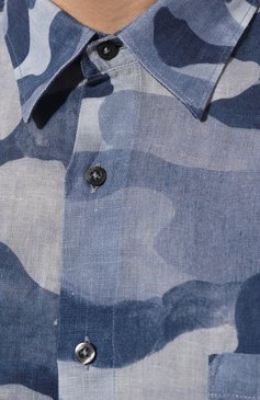 Мужская льняная рубашка 120% LINO синего цвета, арт. 31ALIM1368/000G248/100 | Фото 5 (Воротник: Кент; Рукава: Короткие; Случай: Повседневный; Длина (для топов): Стандартные; Принт: С принтом; Материал сплава: Проставлено; Стили: Милитари; Материал внешний: Лен; Драгоценные камни: Проставлено)