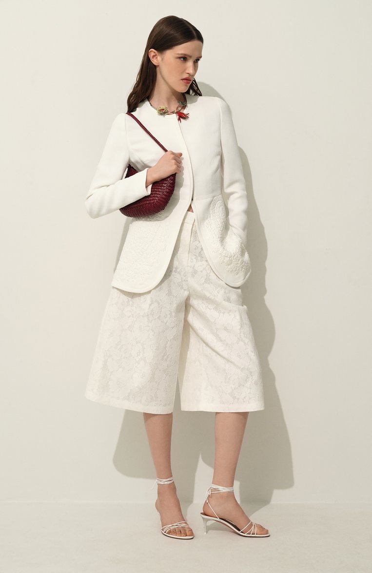 Женский жакет из вискозы GIAMBATTISTA VALLI белого цвета, арт. 25SSSVCA6020/91EMB | Фото 7 (Автоматизация ТО: Проставлено; Рукава: Длинные; Автоматизация состава: Проставлено; Материал внешний: Вискоза; Длина (для топов): Удлиненные; Женское Кросс-КТ: Жакет-одежда; Случай: Вечерний; 1-2-бортные: Однобортные; Стили: Классический)