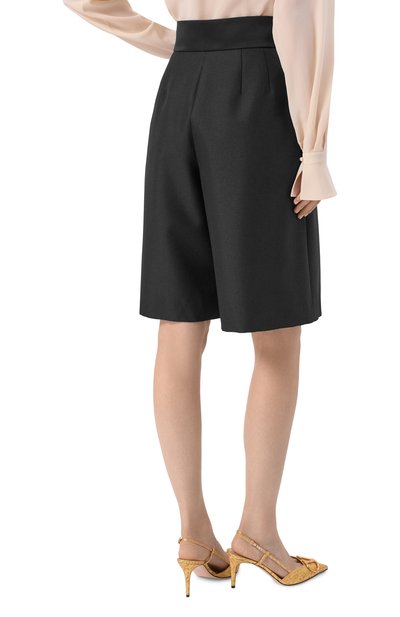 Шерстяные шорты VALENTINO черного цвета по цене 199500 руб., арт. 8B3RD0N2/2TS, фото 4 Шерстяные шорты VALENTINO, арт. 8B3RD0N2/2TS, фото 4