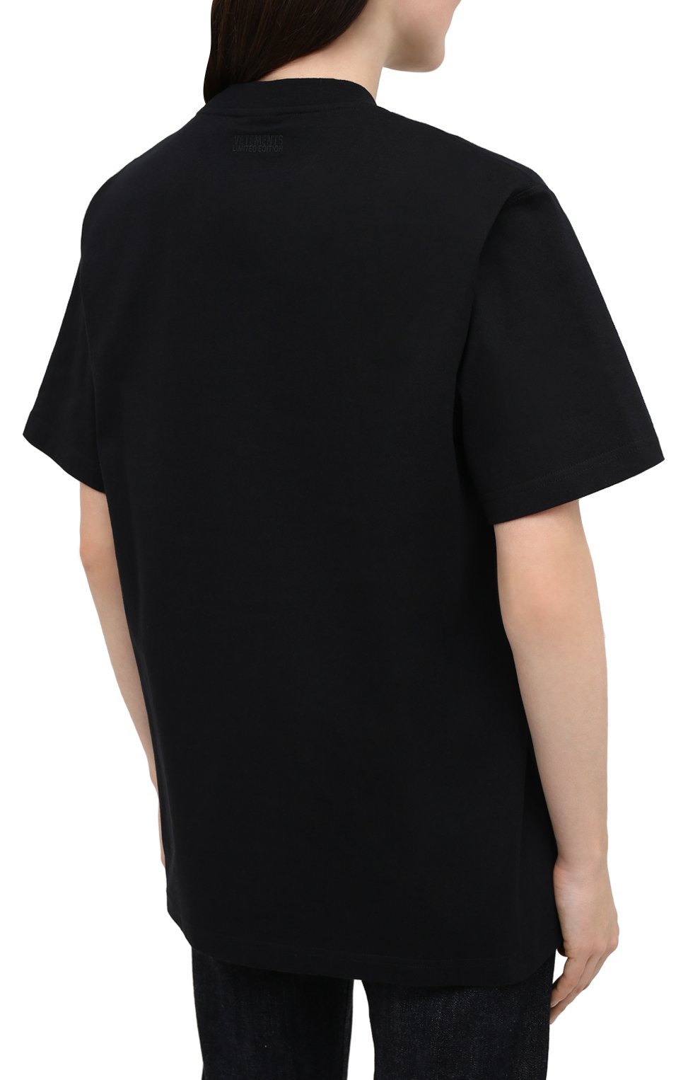 Хлопковая футболка VETEMENTS черного цвета по цене 42550 руб., арт. UE51TR620B 1611/W, фото 4 Хлопковая футболка VETEMENTS, арт. UE51TR620B 1611/W, фото 4