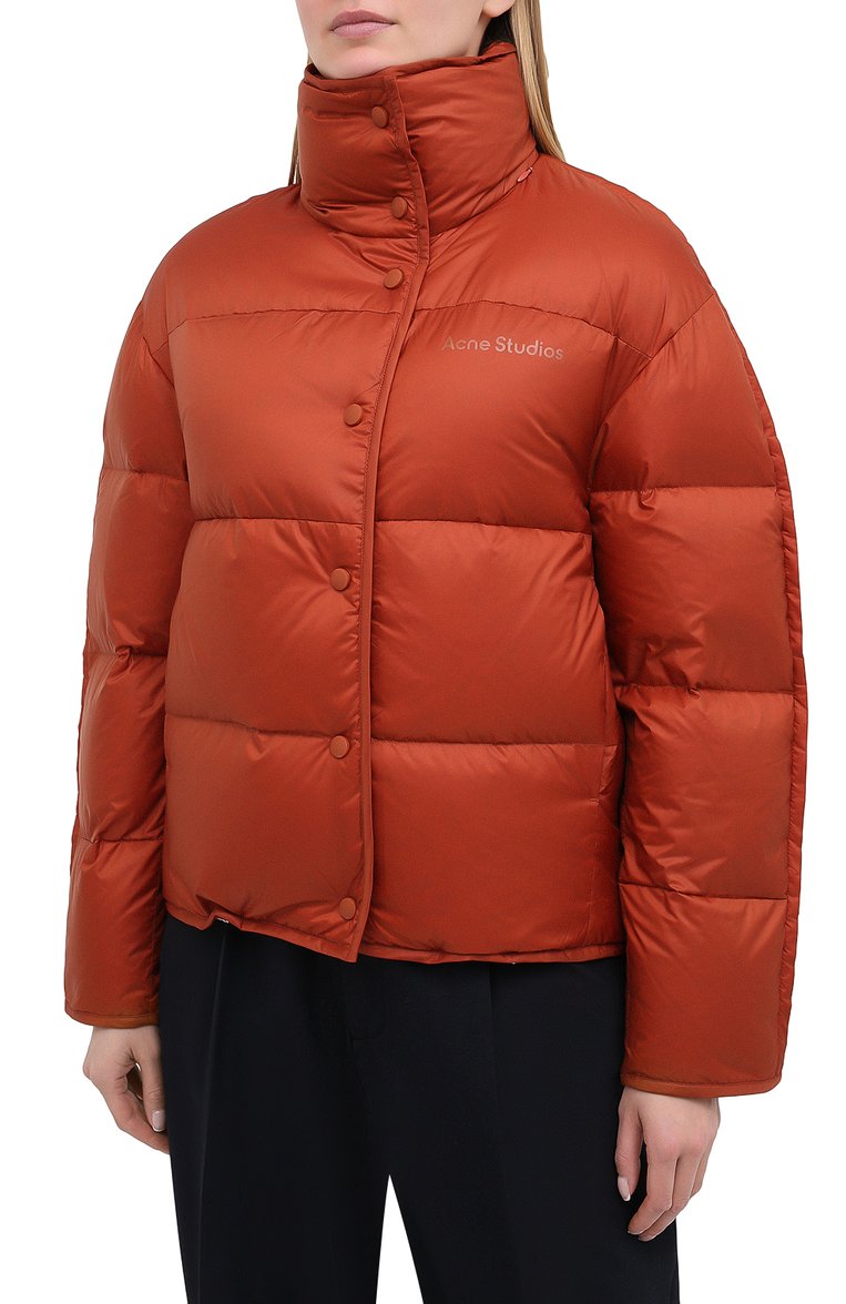 Женский пуховик ACNE STUDIOS красного цвета, арт. A90298 | Фото 3 (Рукава: Длинные; Длина (верхняя одежда): Короткие; Материал внешний: Синтетический материал; Материал подклада: Синтетический материал; Материал утеплителя: Пух и перо; Стили: Спорт-шик; Кросс-КТ: Пуховик)