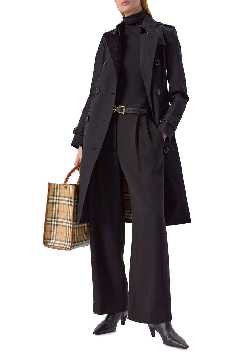 Женский хлопковый тренч BURBERRY черного цвета, арт. 8059272 | Фото 2 (Длина (верхняя одежда): До колена; Материал внешний: Хлопок; Кросс-КТ: Куртка; Рукава: Длинные; Материал подклада: Хлопок; Стили: Классический; Автоматизация ТО: Проставлено; Автоматизация состава: Проставлено)