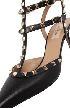 Женские кожаные туфли rockstud VALENTINO черного цвета, арт. 6W2S0375/VCE | Фото 7 (Материал внешний: Натуральная кожа; Под�ошва: Плоская; Драгоценные камни: Проставлено; Материал внутренний: Натуральная кожа; Материал сплава: Проставлено; Каблук высота: Средний; Каблук тип: Шпилька)