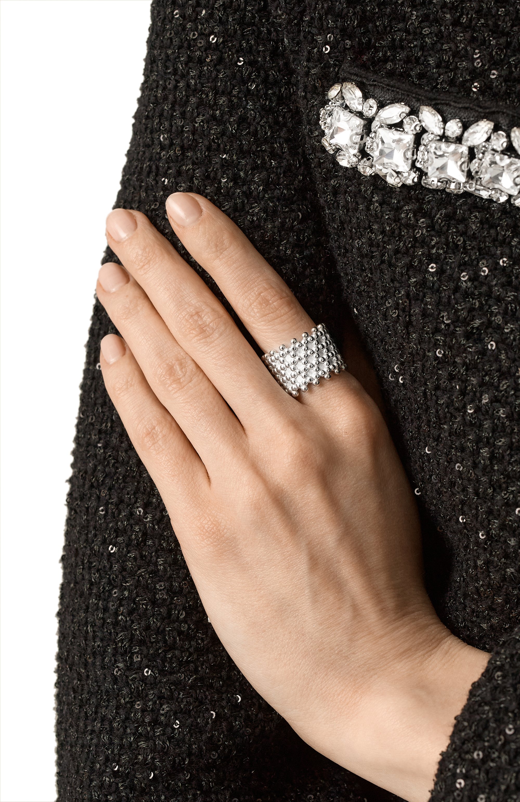 Кольцо фенечка AVGVST серебряного цвета по цене 11130 руб., арт. 071-102-0015, фото 2 Кольцо фенечка AVGVST, арт. 071-102-0015, фото 2