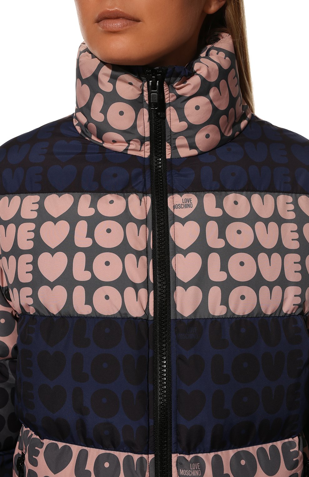Пуховик MOSCHINO разноцветного цвета по цене 55900 руб., арт. W H 782 80 T 188A/0UTLET AW22-23, фото 5 Пуховик MOSCHINO, арт. W H 782 80 T 188A/0UTLET AW22-23, фото 5