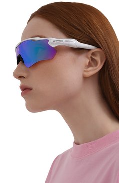 Женские солнцезащитные очки OAKLEY белого цвета, арт. 9208-9208A5 | Фото 3 (Кросс-КТ: С/з-унисекс; Региональные ограничения белый список (Axapta Mercury): Не проставлено, RU; Нос: Не проставлено; Материал: Пластик; Тип очков: С/з; Очки форма: Маска; Оптика Гендер: оптика-унисекс)