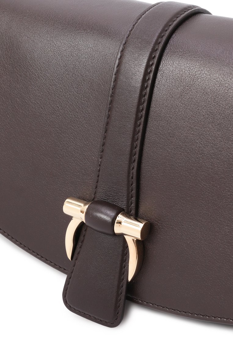 Женская сумка front flap FERRAGAMO темно-коричневого цвета, арт. 219794/779062 | Фото 3 (Драгоценные камни: Проставлено; Ремень/цепочка: На ремешке; Материал: Натуральная кожа; Материал сплава: Проставлено; Размер: medium)