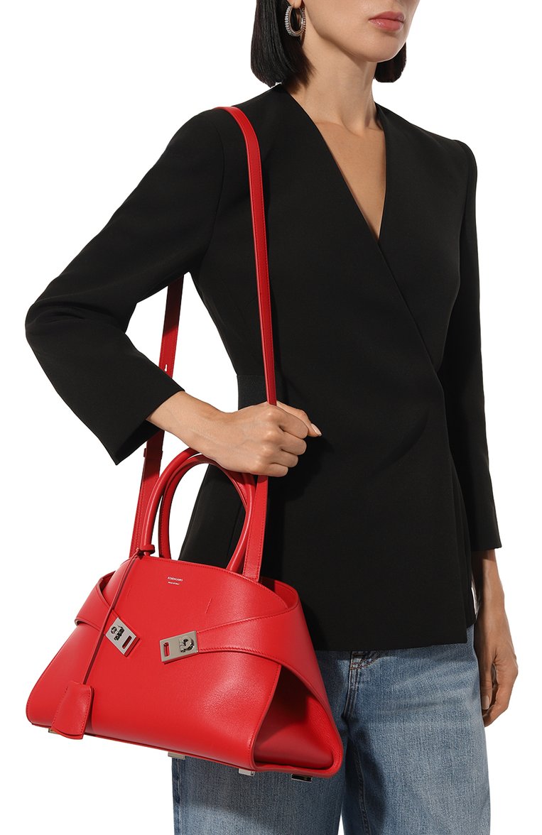 Женская сумка hug medium FERRAGAMO красного цвета, арт. 215608/766761 | Фото 2 (Материал: Натуральная кожа; Ремень/цепочка: На ремешке; Автоматизация состава: Проставлено; Р�азмер: medium; Автоматизация ТО: Проставлено)