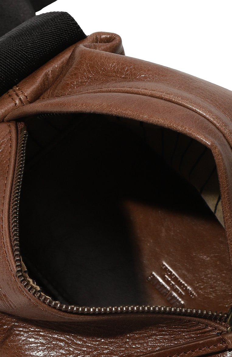 Женская сумка UMA WANG темно-коричневого цвета, арт. UB0032 | Фото 5 (Сумки-технические: Сумки через плечо; Материал: Натуральная кожа; Материал сплава: Проставлено; Ремень/цепочка: На ремешке; Драгоценные камни: Проставлено; Размер: small)