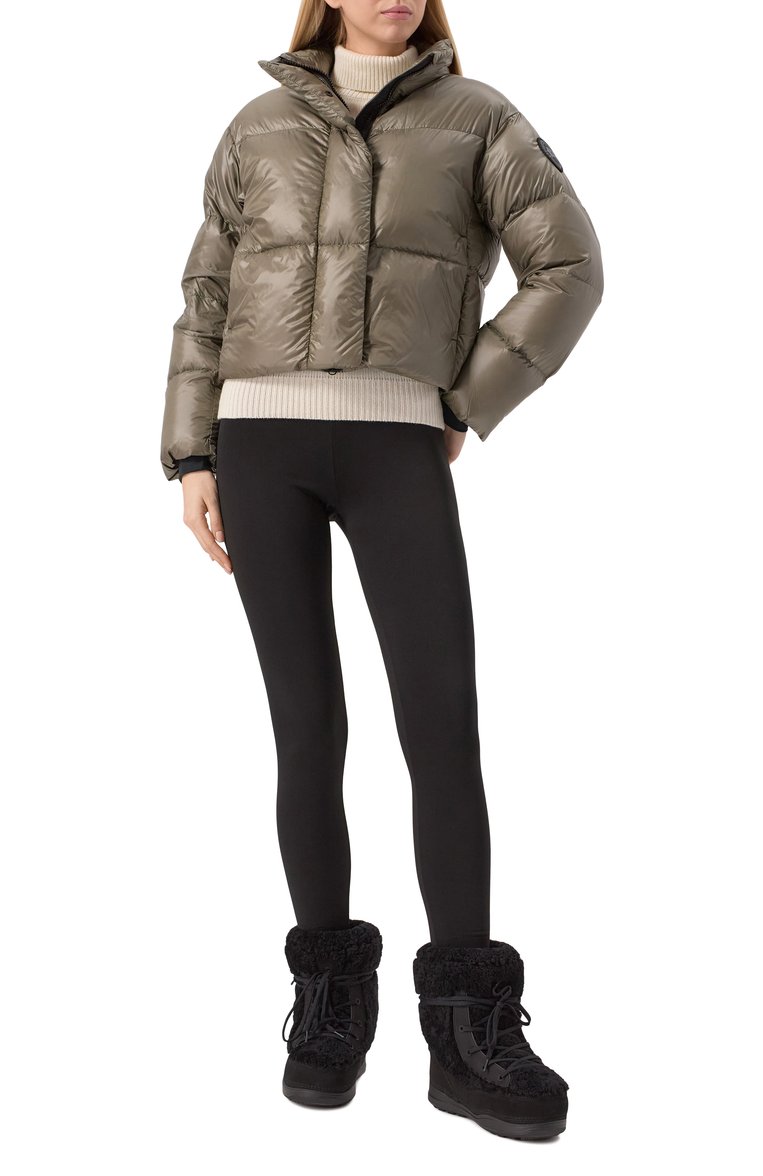 Женский пуховик CANADA GOOSE хаки цвета, арт. 2256WB | Фото 2 (Материал подклада: Синтетический материал; Рукава: Длинные; Материал утеплителя: Пух и перо; Длина (верхняя одежда): Короткие; Стили: Кэжуэл; Кросс-КТ: Пуховик, Куртка; Материал внешний: Синтетический материал)