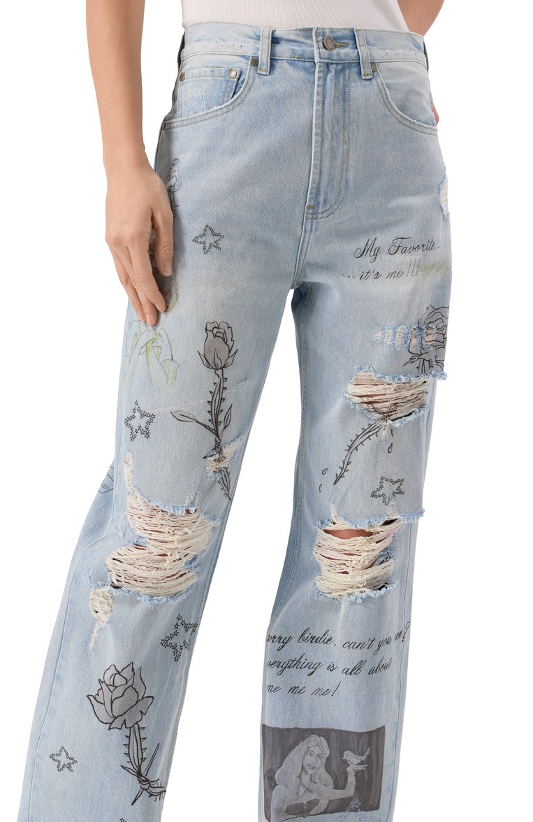 Женские джинсы DOMREBEL голубого цвета, арт. DIVA B00TCUT JEANS | Фото 5 (Длина (брюки, джинсы): Удлиненные; Материал внешний: Хлопок, Деним; Стили: Гранж; Силуэт Ж (брюки и джинсы): Прямые; Кросс-КТ: Деним; Детали: Принт, Потертости)