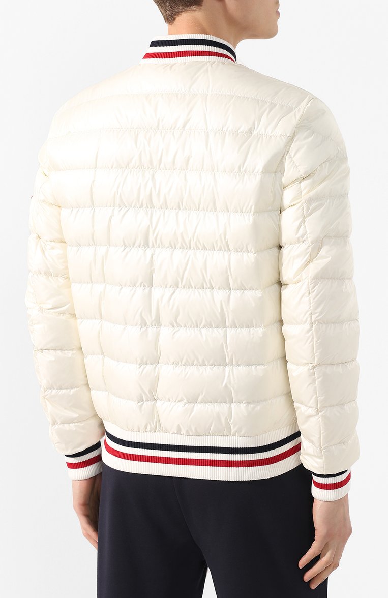 Мужской пуховый бомбер deltour MONCLER белого цвета, арт. E1-091-40363-94-53279 | Фото 4 (Материал утеплителя: Пух и перо; Материал внешний: Синтетический материал; Статус проверки: Проверена категория; Материал подклада: Синтетический материал; Принт: Без принта; Мужское Кросс-КТ: Пуховик-верхняя одежда, Верхняя одежда, пуховик-короткий; Длина (верхняя одежда): Короткие; Рукава: Длинные; Кросс-КТ: Пуховик, Куртка, бомбер; Стили: Кэжуэл; Материал внутренний: Не назначено; Драгоценные камни: Проставлено; Материал сплава: Проставлено)