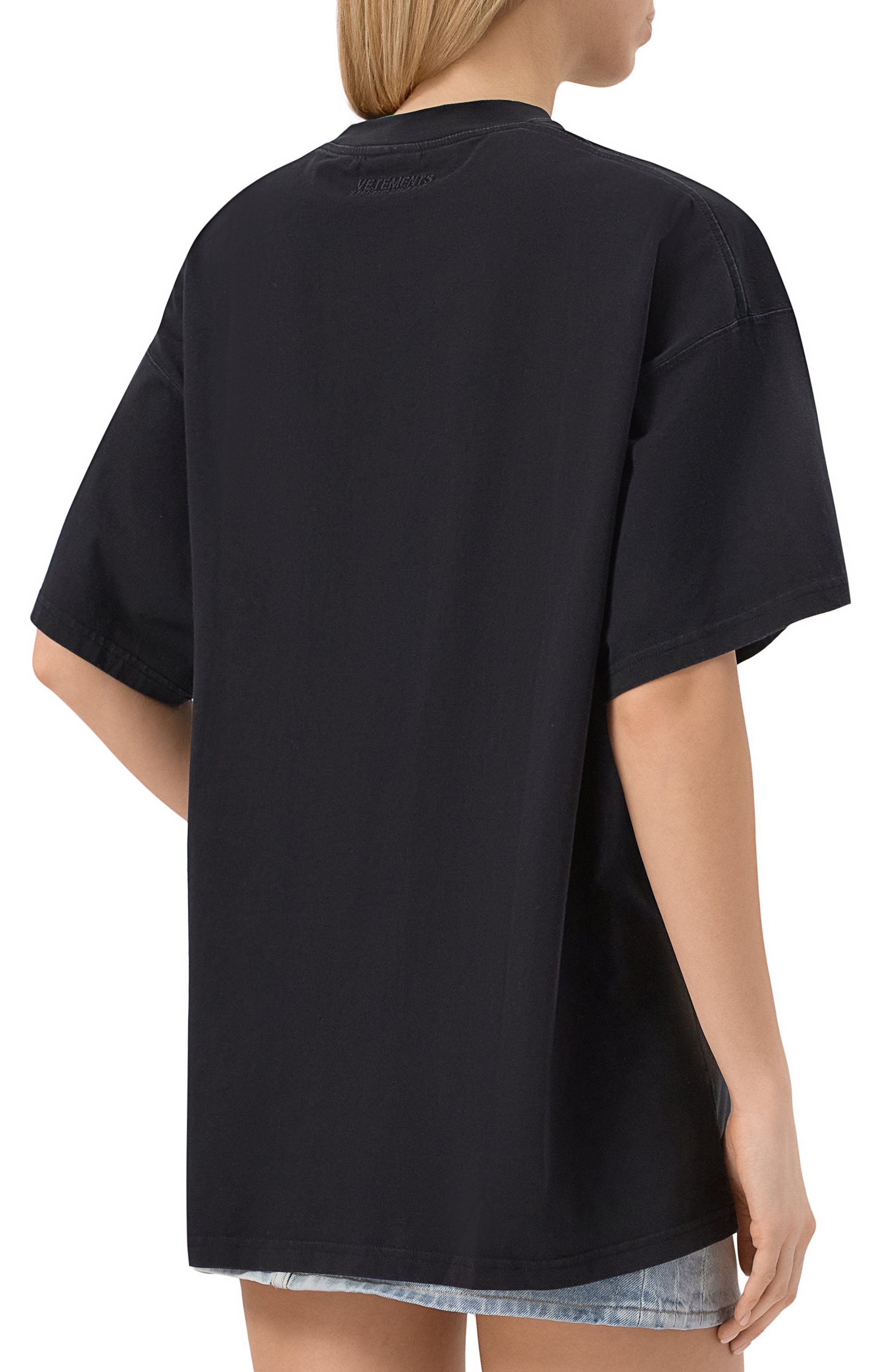 Хлопковая футболка VETEMENTS черного цвета по цене 69700 руб., арт. UA66TR720B, фото 4 Хлопковая футболка VETEMENTS, арт. UA66TR720B, фото 4