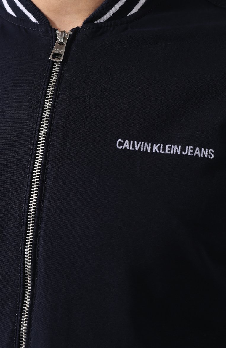 Мужской хлопковый бомбер CALVIN KLEIN JEANS темно-синего цвета, арт. J30J311449 | Фото 5 (Длина (верхняя одежда): Короткие; Рукава: Длинные; Материал внешний: Хлопок; Статус проверки: Проверена категория, Проверено; Принт: Без принта; Мужское Кросс-КТ: Верхняя одежда; Кросс-КТ: Куртка, бомбер; Стили: Кэжуэл; Драгоценные камни: Проставлено; Материал сплава: Проставлено, Проверено)