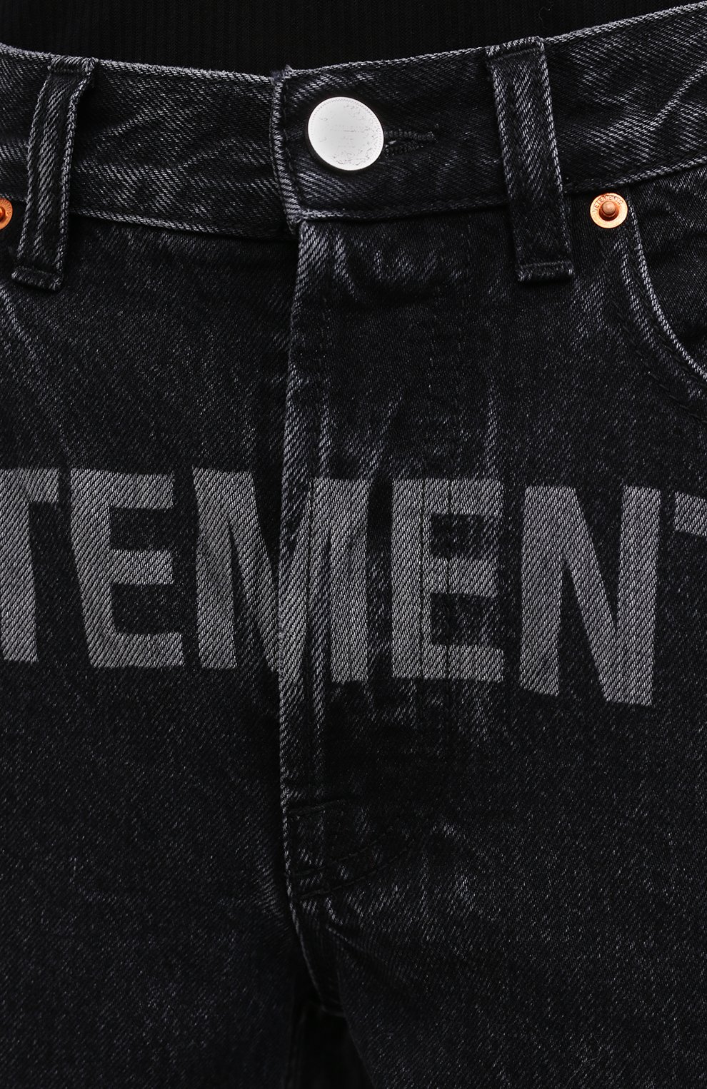 Джинсы VETEMENTS черного цвета по цене 96300 руб., арт. WAH21PA135 2802/WASHED BLACK, фото 6 Джинсы VETEMENTS, арт. WAH21PA135 2802/WASHED BLACK, фото 6