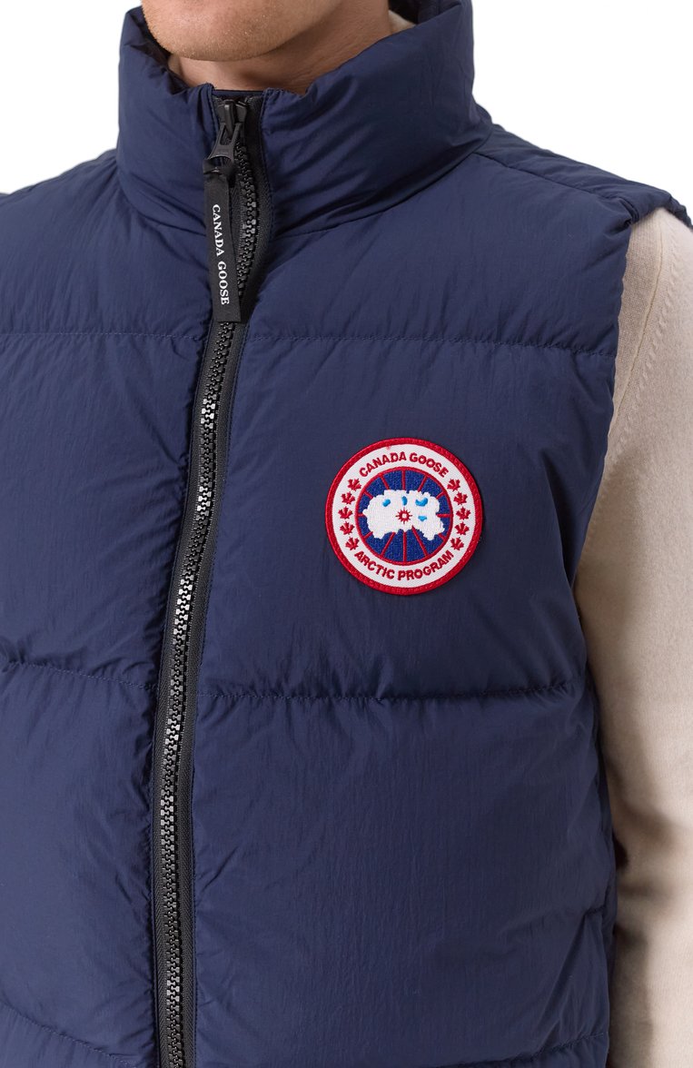 Мужской пуховый жилет CANADA GOOSE темно-синего цвета, арт. 2804M | Фото 5 (Материал внешний: Синтетический материал; Длина (верхняя одежда): Короткие; Материал подклада: Синтетический материал; Материал утеплителя: Пух и перо; Мужское Кросс-КТ: жилеты-объемные; Стили: Кэжуэл)