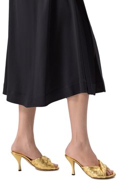 Женские кожаные мюли blink BOTTEGA VENETA золотого цвета, арт. 796455/V55N1 | Фото 3 (Каблук высота: Высокий; Материал сплава: Проставлено; Материал внутренний: Натуральная кожа; Подошва: Плоская; Материал внешний: Натуральная кожа; Драгоценные камни: Проставлено; Каблук тип: Шпилька)