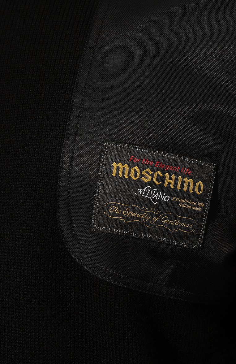 Мужской шерстяной свитер MOSCHINO черного цвета, арт. A0918/5202 | Фото 5 (Материал внешний: Шерсть; Рукава: Длинные; Длина (для топов): Стандартные; Принт: С принтом; Материал сплава: Проставлено; Мужское Кросс-КТ: Свитер-одежда; Драгоценные камни: Проставлено; Стили: Кэжуэл)