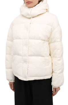 Женская пуховая куртка MONCLER белого цвета, арт. F2-093-1A571-00-53A0C | Фото 3 (Длина (верхняя одежда): Короткие; Материал утеплителя: Пух и перо; Рукава: Длинные; Материал подклада: Синтетический материал; Материал внешний: Синтетический материал; Женское Кросс-КТ: Пуховик-куртка; Стили: Кэжуэл, Минимализм; Кросс-КТ: Куртка, Утепленный; Материал сплава: Проставлено; Драгоценные камни: Проставлено)