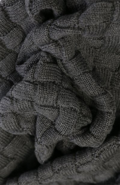 Шерстяной шарф фактурной вязки BOTTEGA VENETA серого цвета по цене 98300 руб., арт. 325518/4V206, фото 2 Шерстяной шарф фактурной вязки BOTTEGA VENETA, арт. 325518/4V206, фото 2