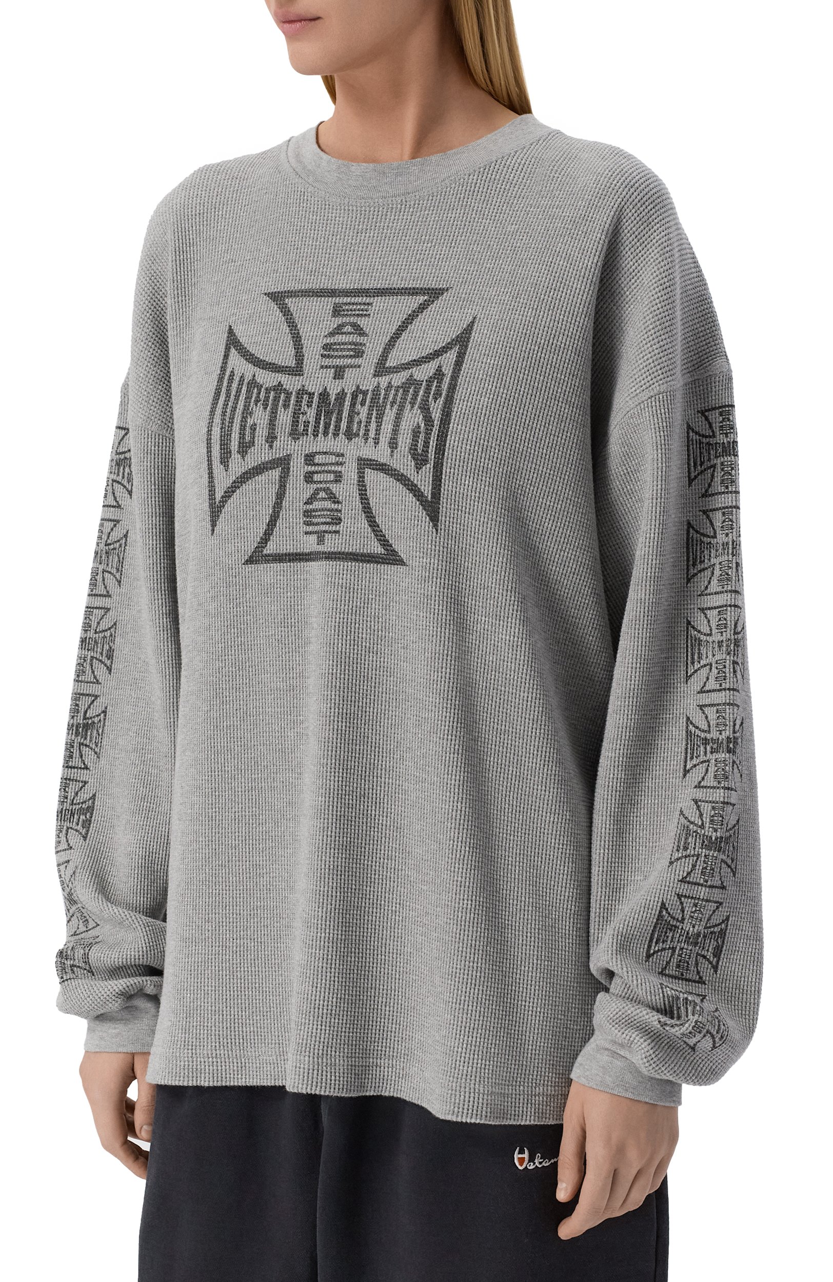 Хлопковый лонгслив VETEMENTS серого цвета по цене 109500 руб., арт. MH27LS264G, фото 3 Хлопковый лонгслив VETEMENTS, арт. MH27LS264G, фото 3