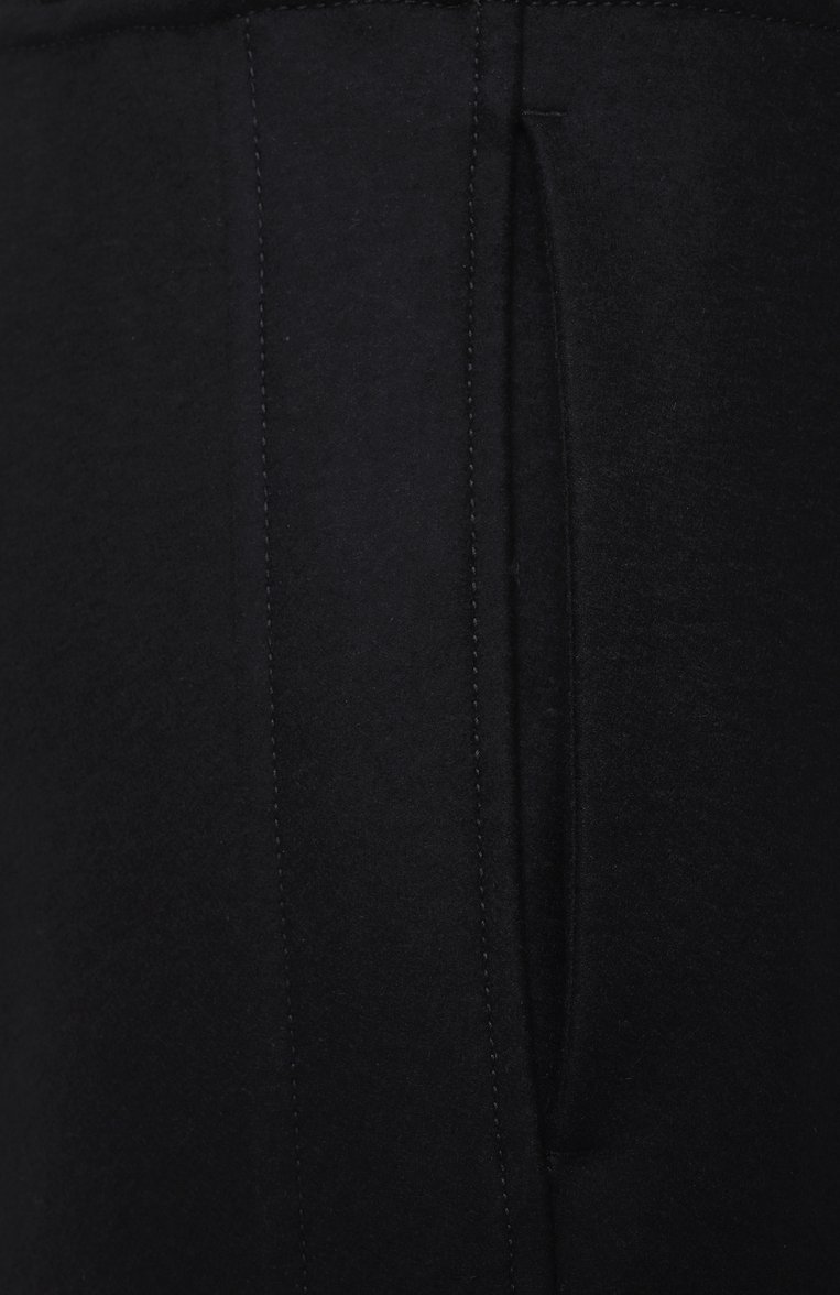 Мужские шерстяные брюки JIL SANDER черного цвета, арт. J61KA0043/J40045 | Фото 6 (Материал внешний: Шерсть; Материал сплава: Проставлено; Драгоценные камни: Проставлено; Длина (брюки, джинсы): Стандартные; Стили: Спорт-шик; Случай: Повседневный; Силуэт М (брюки): Прямые)