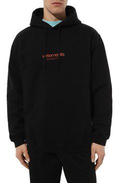 Мужской хлопковое худи VETEMENTS черного цвета, арт. UE64HD130B | Фото 3 (Рукава: Длинные; Длина (для топов): Стандартные; Принт: С принтом; Мужское Кросс-КТ: Худи-одежда; Материал сплава: Проставлено; Материал внешний: Хлопок; Драгоценные камни: Проставлено; Стили: Кэжуэл)