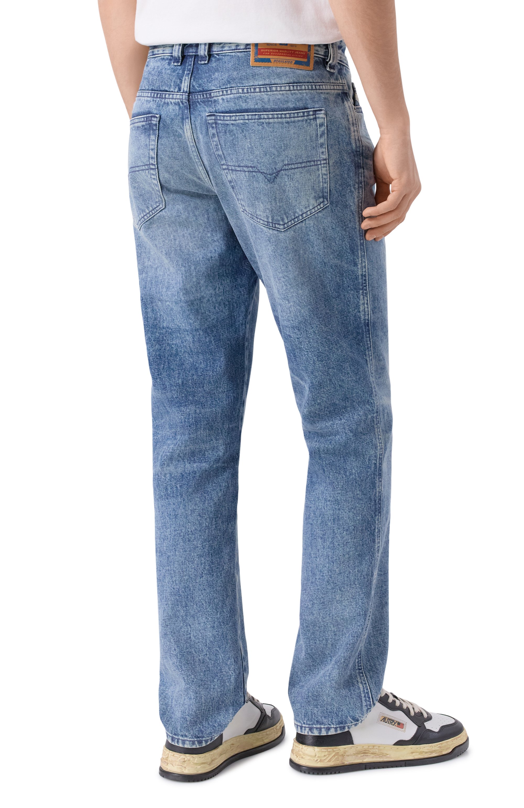 Джинсы 1993 d-vyl DIESEL синего цвета по цене 39000 руб., арт. A21498/007DA, фото 4 Джинсы 1993 d-vyl DIESEL, арт. A21498/007DA, фото 4