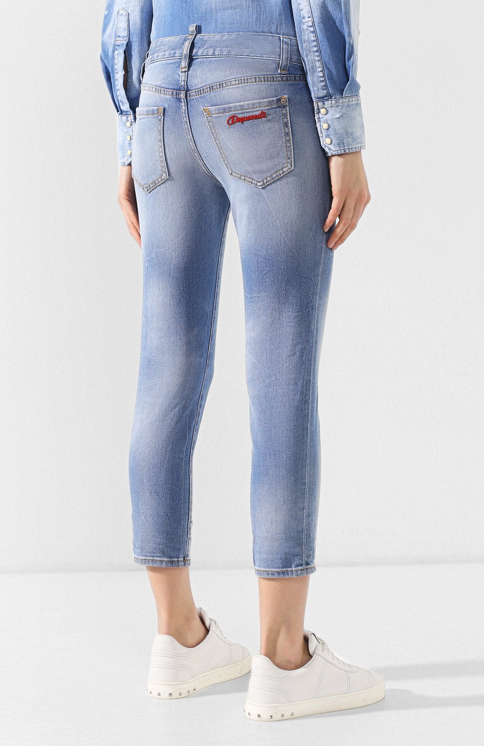 Джинсы с потертостями DSQUARED2 голубого цвета по цене 30950 руб., арт. S75LB0116/S30595, фото 4 Джинсы с потертостями DSQUARED2, арт. S75LB0116/S30595, фото 4