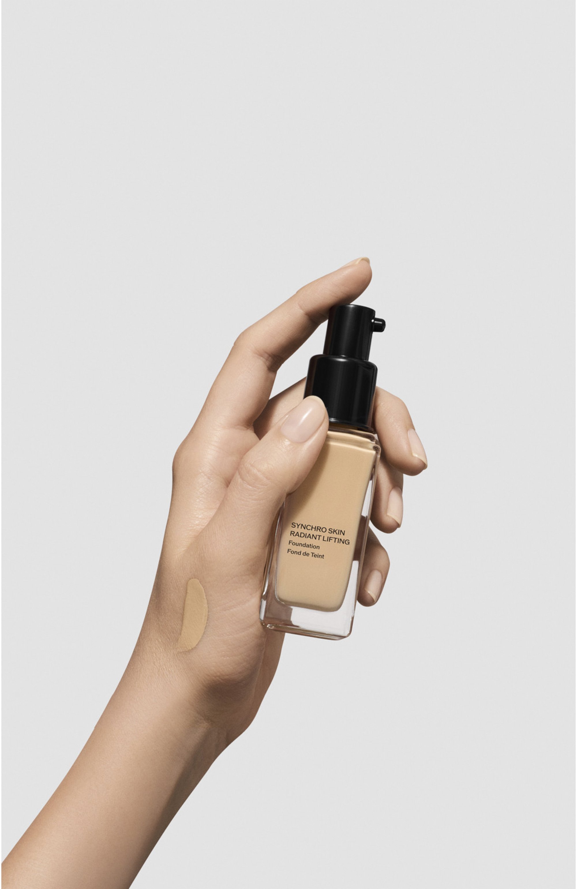 Тональное средство с эффектом сияния и лифтинга synchro skin spf 30, оттенок 220 linen (30ml) SHISEIDO, арт. 21642SH, фото 6