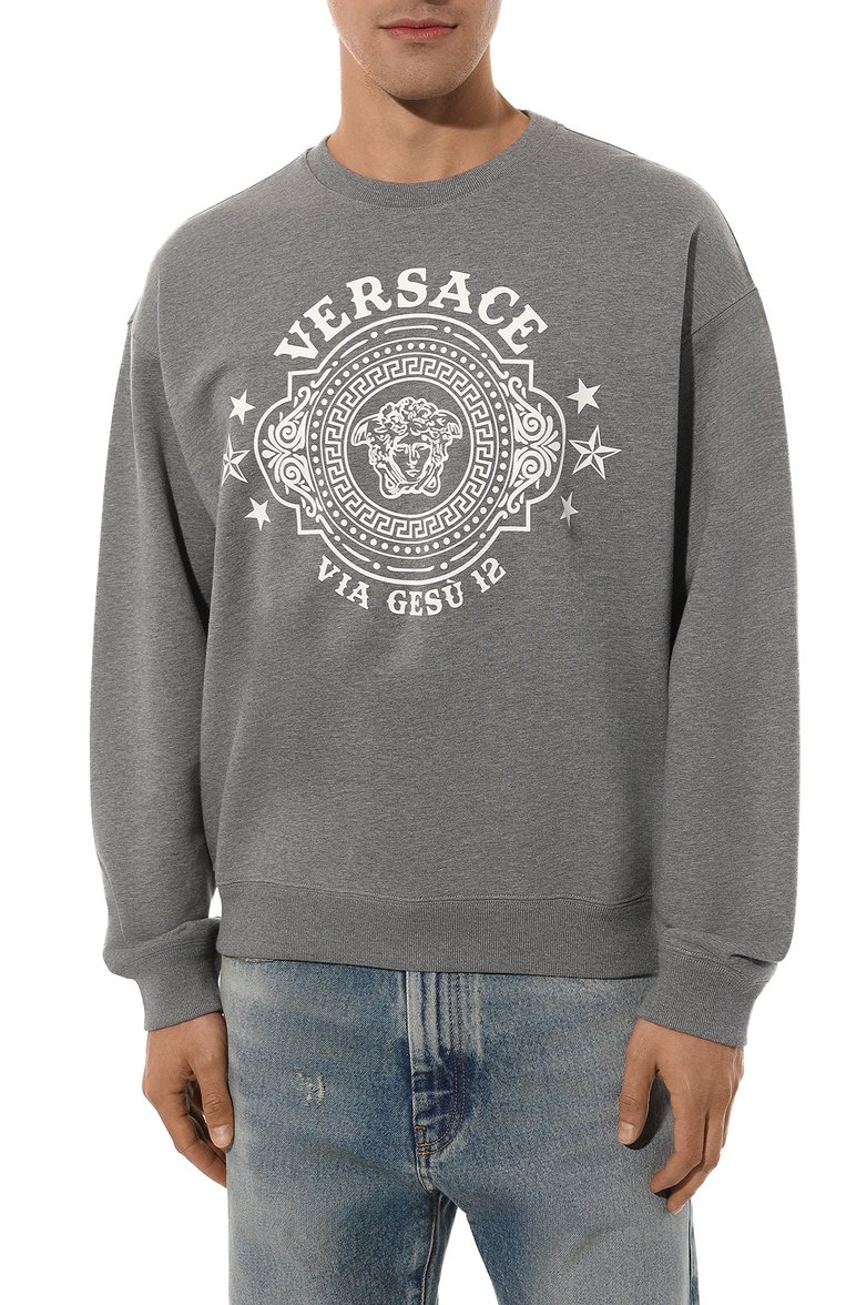 Мужской хлопковый свитшот VERSACE серого цвета, арт. 1010706/1A07766 | Фото 3 (Рукава: Длинные; Длина (для топов): Стандартные; Материал внешний: Хлопок; Мужское Кросс-КТ: свитшот-одежда; Стили: Кэжуэл; Принт: С принтом)