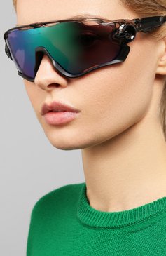 Женские солнцезащитные очки OAKLEY черного цвета, арт. 9290-929046 | Фото 2 (Кросс-КТ: С/з-унисекс; Региональные ограничения белый список (Axapta Mercury): Не проставлено, RU; Нос: Не проставлено; Материал: Пластик; Тип очков: С/з; Очки форма: Маска; Оптика Гендер: оптика-унисекс)