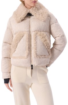 Женский пуховик stowe MONCLER GRENOBLE кремового цвета, арт. 1A000-45-597TP | Фото 3 (Длина (верхняя одежда): Короткие; Материал подклада: Синтетический материал; Рукава: Длинные; Стили: Кэжуэл; Кросс-КТ: Пуховик; Материал внешний: Синтетический материал)