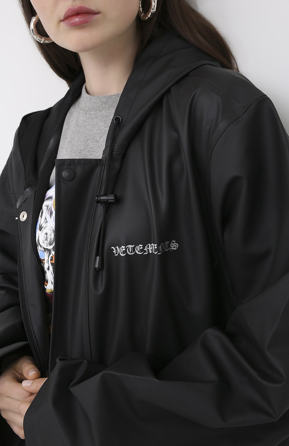 Плащ VETEMENTS черного цвета по цене 89950 руб., арт. UAH21JA025 1300/W, фото 5 Плащ VETEMENTS, арт. UAH21JA025 1300/W, фото 5