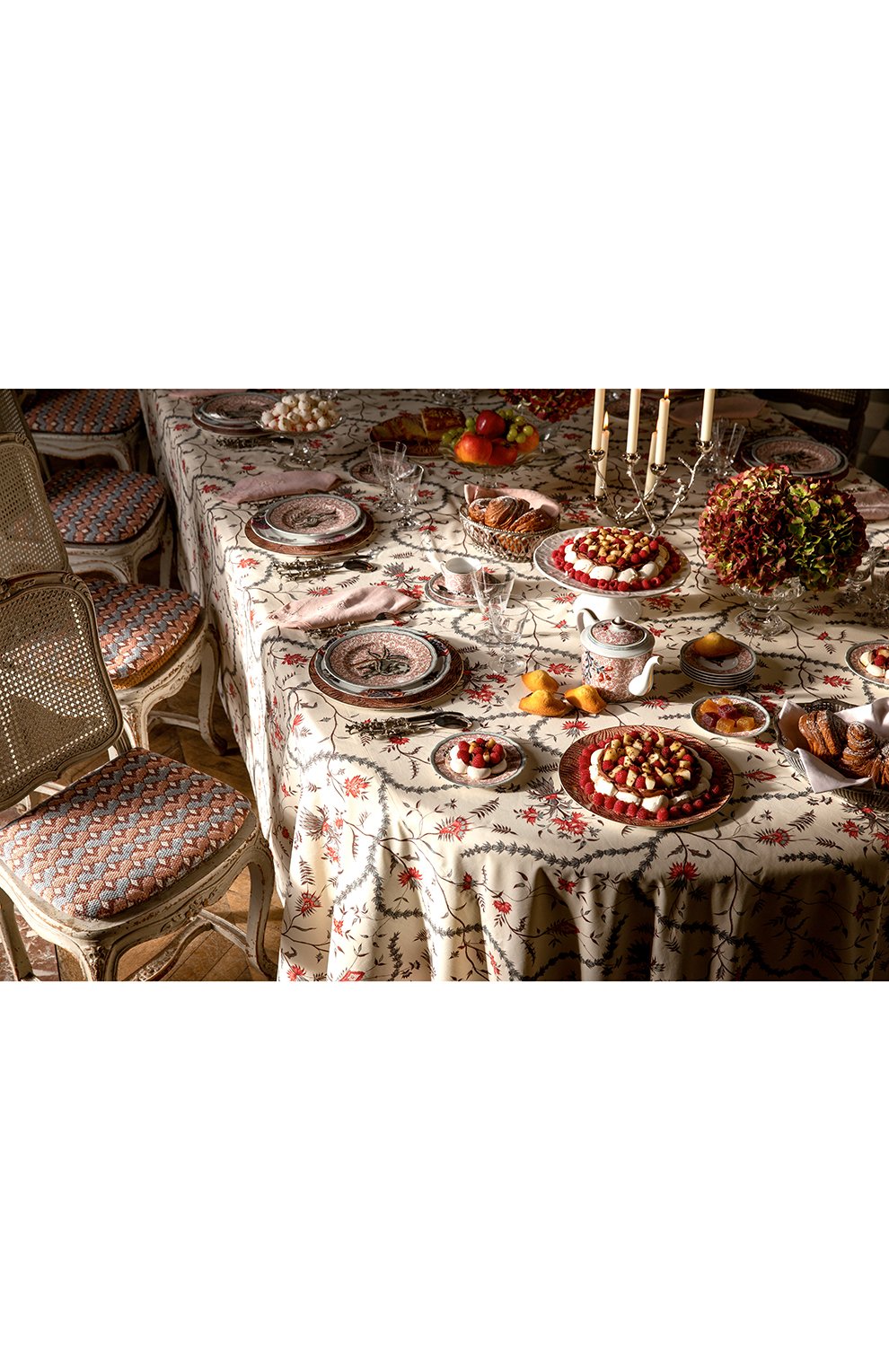 Поднос braquenie BERNARDAUD разноцветного цвета по цене 31000 руб., арт. 2084/8230, фото 2 Поднос braquenie BERNARDAUD, арт. 2084/8230, фото 2