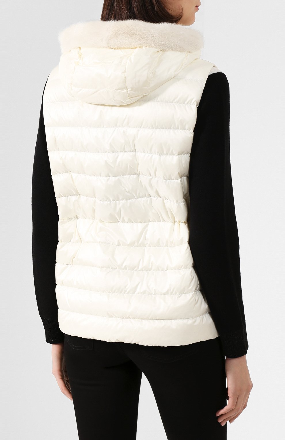 Пуховый жилет beurre MONCLER белого цвета по цене 166700 руб., арт. F1-093-1B105-01-C0357, фото 4 Пуховый жилет beurre MONCLER, арт. F1-093-1B105-01-C0357, фото 4