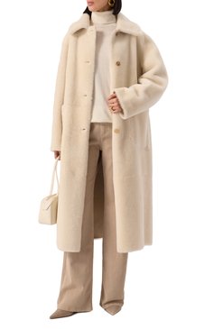 Женская двусторонняя дубленка из овчины KITON кремового цвета, арт. D58671K0546F02 | Фото 2 (Длина (верхняя одежда): Длинные; Рукава: Длинные; Материал внешний: Натуральный мех; Кросс-КТ: Куртка; Стили: Кэжуэл)