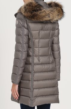 Женский приталенный стеганый пуховик с меховой отделкой капюшона MONCLER серого цвета, арт. C2-093-49900-15-53048 | Фото 4 (Материал внешний: Синтетический материал, Пух и перо; Материал подклада: Синтетический материал; Длина (верхняя одежда): До середины бедра; Рукава: Длинные; Кросс-КТ: Пуховик; Драгоценные камни: Проставлено; Материал сплава: Проставлено)