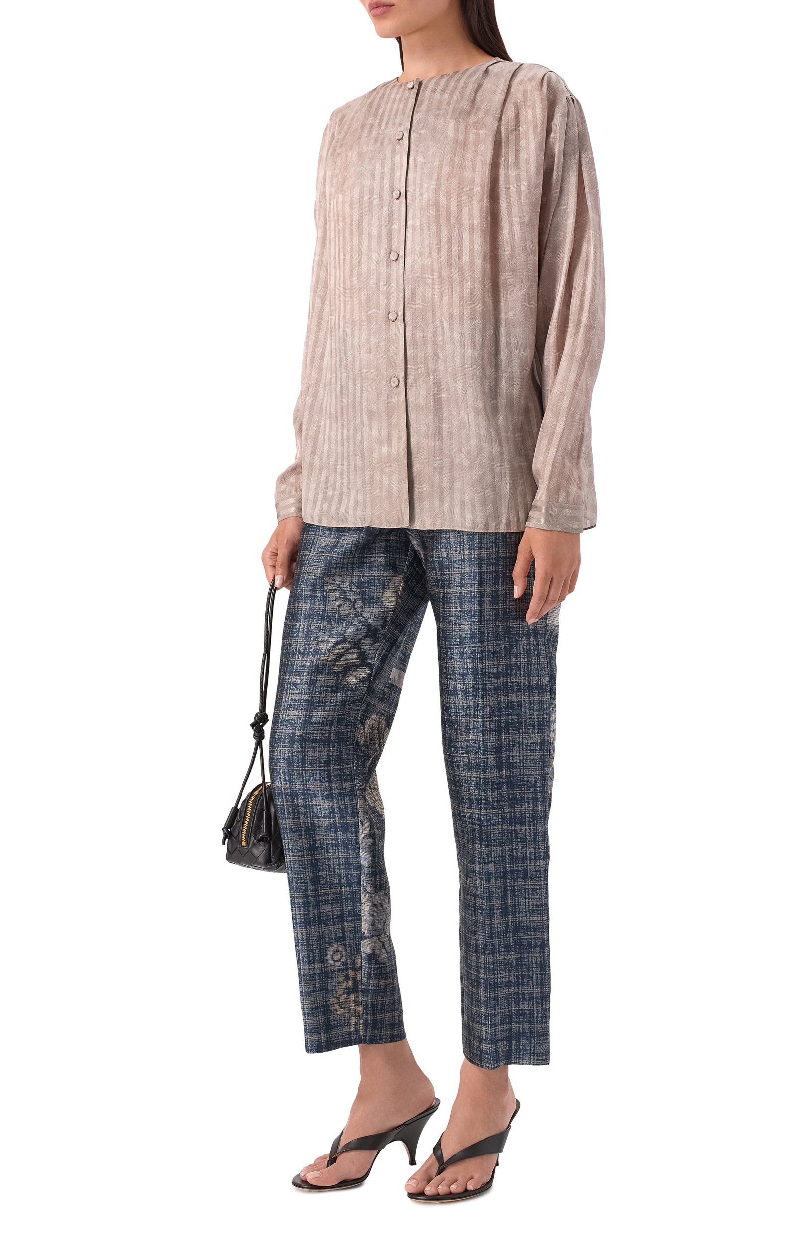 Шелковая блузка GIORGIO ARMANI серого цвета по цене 272500 руб., арт. GW004029/TE23038, фото 2 Шелковая блузка GIORGIO ARMANI, арт. GW004029/TE23038, фото 2