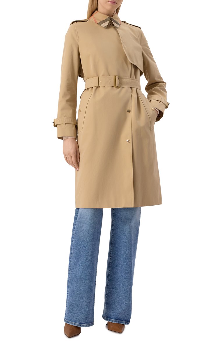 Женский хлопковый тренч BURBERRY бежевого цвета, арт. 8076363 | Фото 3 (Кросс-КТ: Куртка; Материал внешний: Хлопок; Длина (верхняя одежда): До колена; Материал подклада: Хлопок; Рукава: Длинные; Стили: Классический)