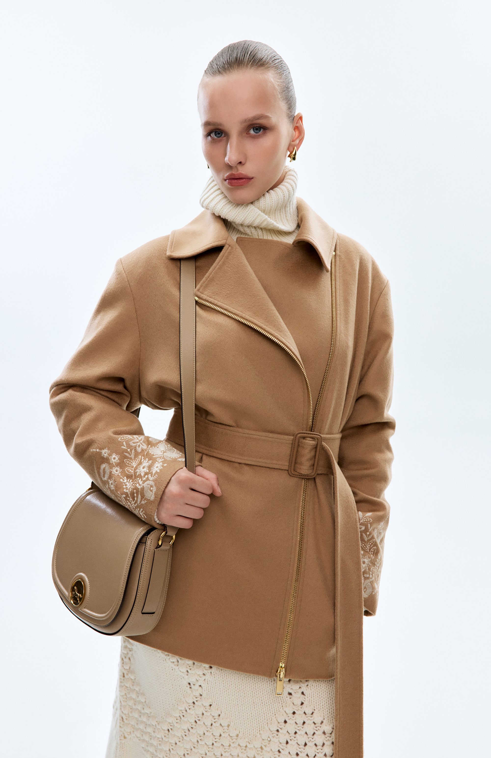 Серьги BOTTEGA VENETA золотого цвета по цене 134500 руб., арт. 815892/V0GDM, фото 4 Серьги BOTTEGA VENETA, арт. 815892/V0GDM, фото 4