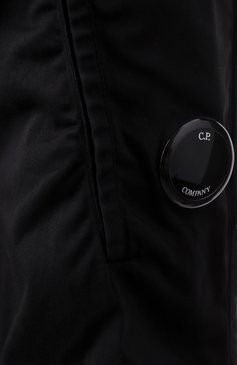 Мужские хлопковые брюки-карго C.P. COMPANY черного цвета, арт. 18CMPA166A005694G | Фото 6 (Материал сплава: Проставлено; Длина (брюки, джинсы): Стандартные; Драгоценные камни: Проставлено; Силуэт М (брюки): Карго; Стили: Кэжуэл; Случай: По�вседневный; Материал внешний: Хлопок)